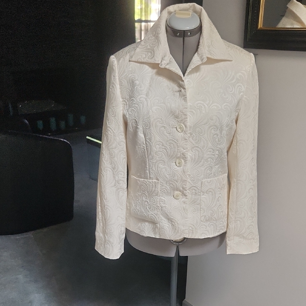 White Tailored Blazer with Notched Lapel and Fitted Waist